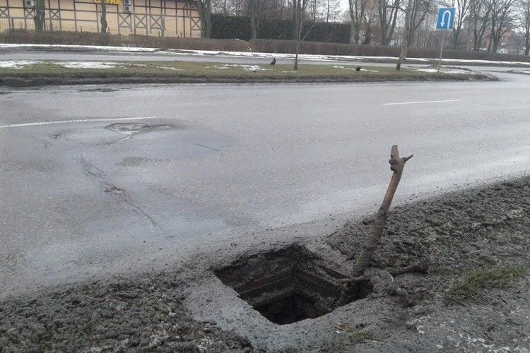 На Карпенка-Карого в Луцьку на водіїв чатує ямище міжнародного масштабу (фото)