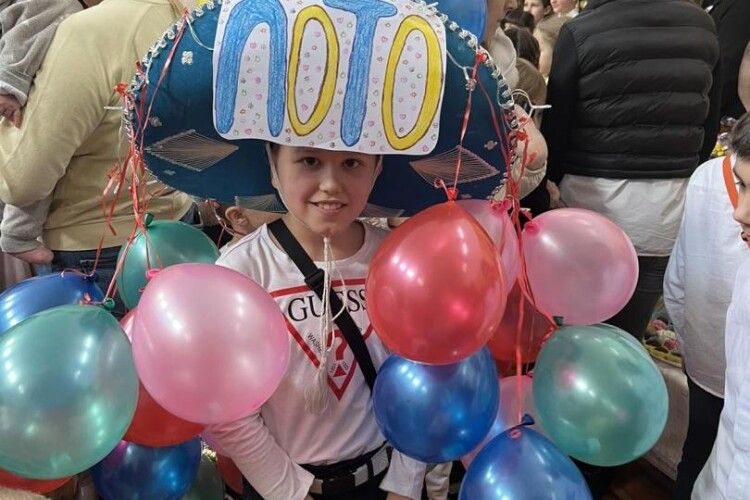 Неймовірно! На благодійному ярмарку у волинському ліцеї зібрали понад 70 тисяч гривень на ЗСУ (Фото)