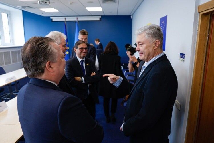«Вражений відвертістю»: Порошенко зустрівся із послами Євросоюзу
