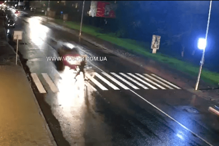 У Володимирі водій лекговика збив велосипедиста на переході (Відео)