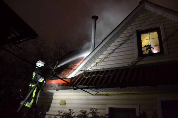 Рівненські вогнеборці врятували житловий будинок від пожежі