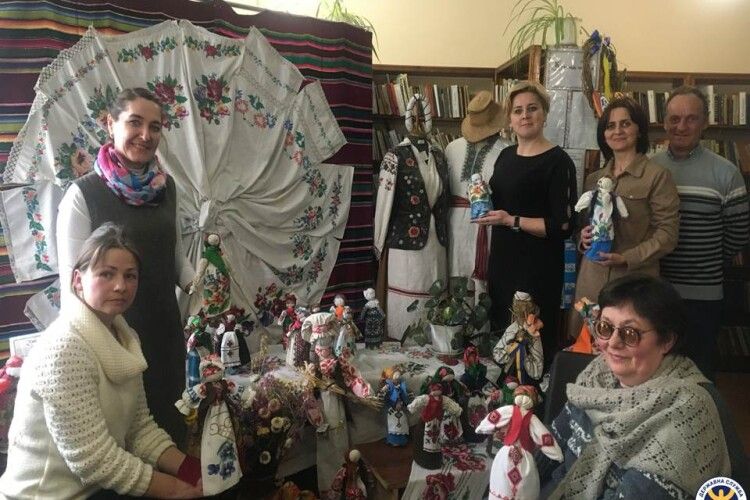 Героїня нашої публікації «Ведмідь із реп'яхів та символи України» проводить майстер-класи із виготовлення ляльок-мотанок
