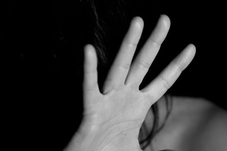 Волинянин зґвалтував 15-річну дівчинку, для якої мав бути батьком