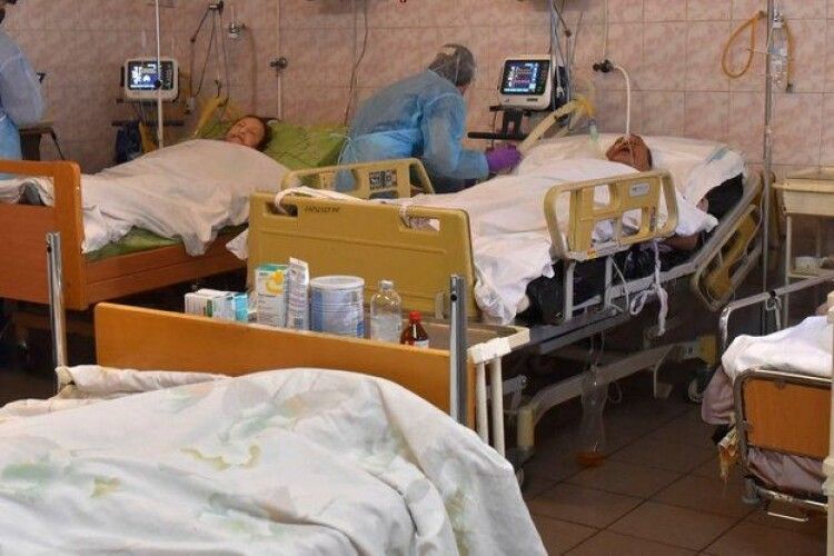 Подружжя разом зі школи: у лікарні Мечникова рятують цілу родину з коронавірусом у важкій формі
