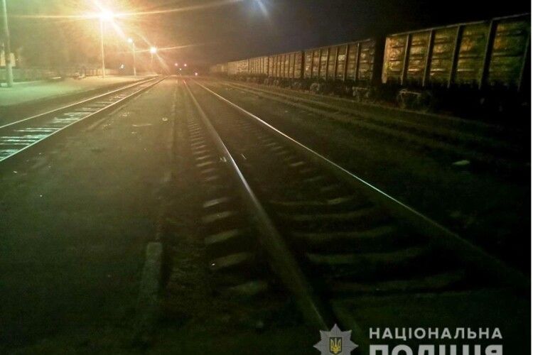 На Рівненщині п'яний чоловік ледь не загинув під потягом