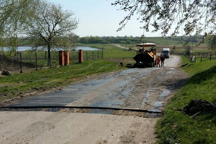 Ремонтують дорогу Вощатин-Ласків-Суходоли