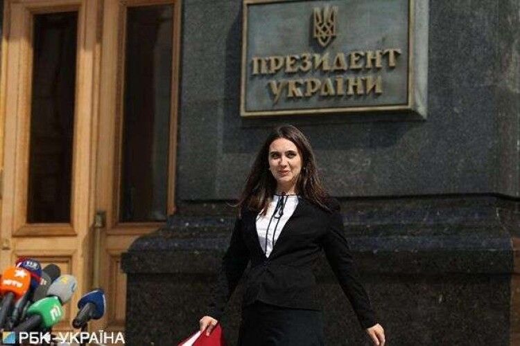 Данило Яневський подав до суду на забіякувату речницю Володимира Зеленського Юлію Мендель