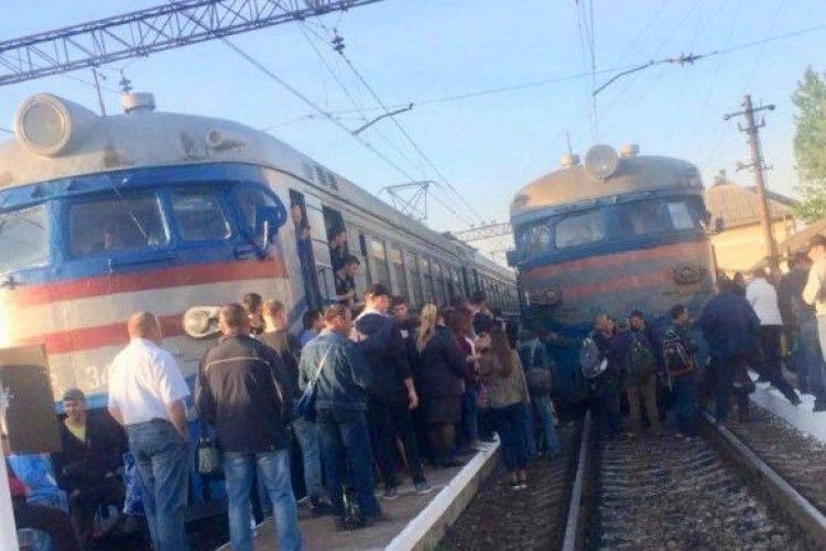 Пасажири, які не вмістилися в електричку, заблокували рух поїздів (Відео)