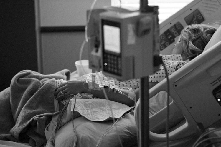 У лікарні на жінку обвалилася стеля (Фото)