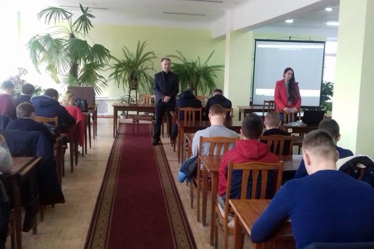 Про часник студентам розказала менеджер першого в Україні заводу з його вирощування
