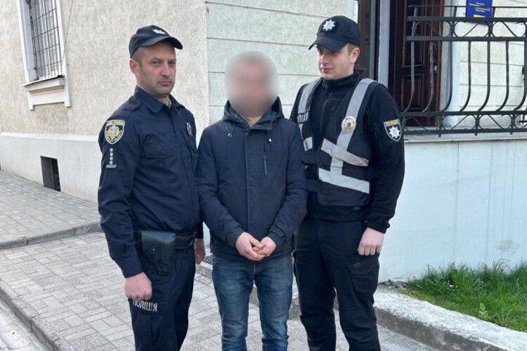 На Львівщині чоловік осквернив скульптуру Богородиці