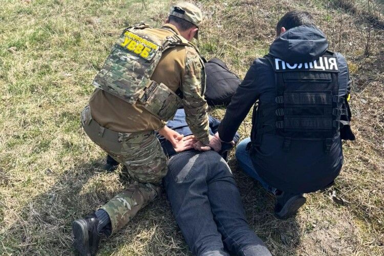 На Волині прикордонник здав поліції чоловіка з тисячею доларів