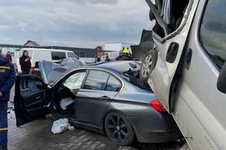 Бус на великій швидкості вилетів на легковики: біля Луцька сталася велика автотроща (Фото)