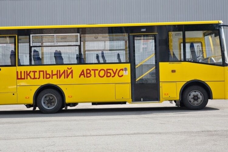 Чи забезпечені усі навчальні заклади Волині шкільними автобусами