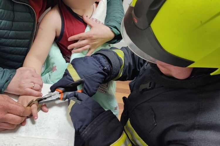 Пальчик застряг в металі: на Рівненщині рятували малюка (Фото)