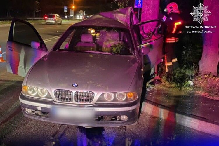 На Волині серед ночі молода водійка авто в’їхала в електроопору
