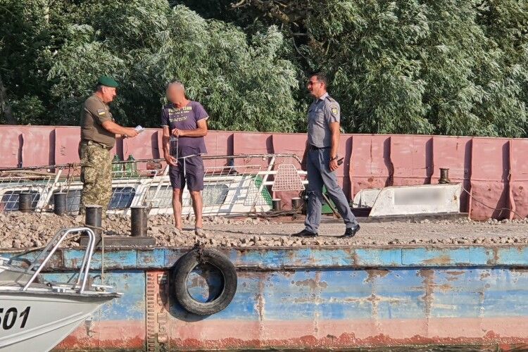 Іржаве румунське корито переплутало гирла Дунаю і порушило державний кордон України