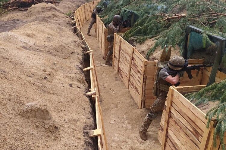 «Вгризлись у землю»: волинські військові показали міцну лінію оборони на кордоні з Білоруссю