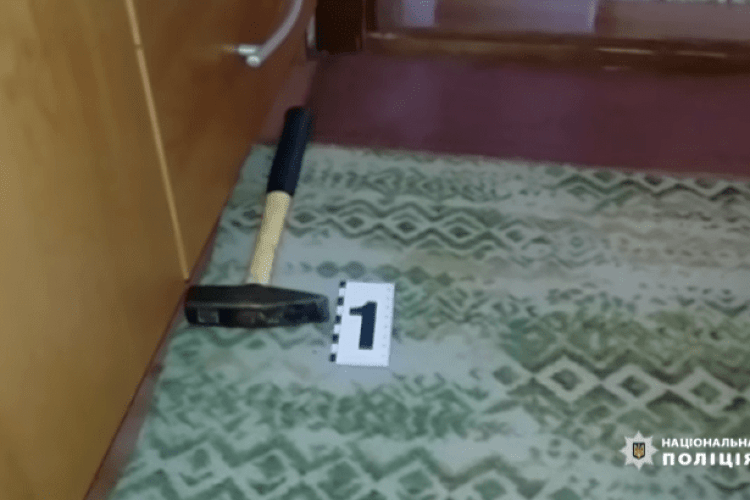 Онук убив молотком бабусю і викинувся із вікна