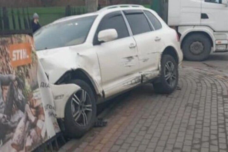 ДТП на Рівненщині: автівка знесла огорожу