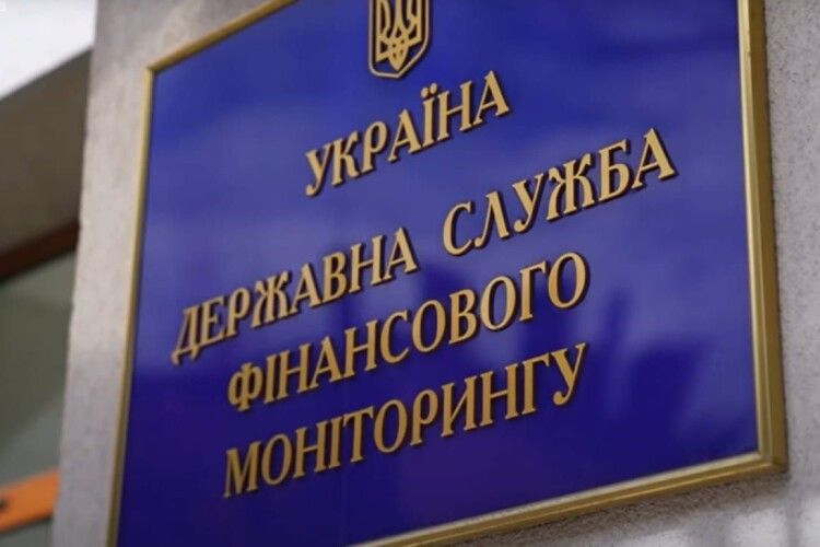 Дружина очільника Фінмону, який сприяв санкціям проти Порошенка, стала бізнес-партнеркою менеджери підсанкційного Фірташа