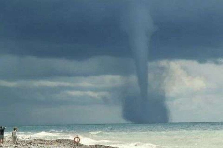 На Одещині над морем утворився смерч: в області оголосили штормове попередження