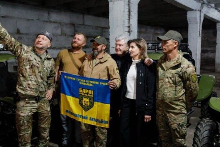 Бути серед своїх: Порошенко в день народження привіз військовим 40 багі