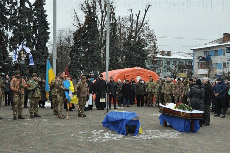 Схиляємо голови: Рівненщина провела в останню дорогу молодого воїна (Фото)