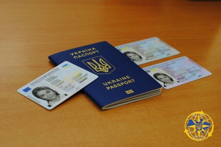 Українцям уже з серпня обмінюватимуть паперові паспорти на id-картки