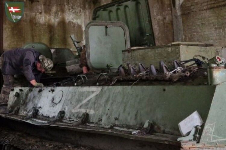 Волинський педагог ремонтує техніку із літерою «Z»