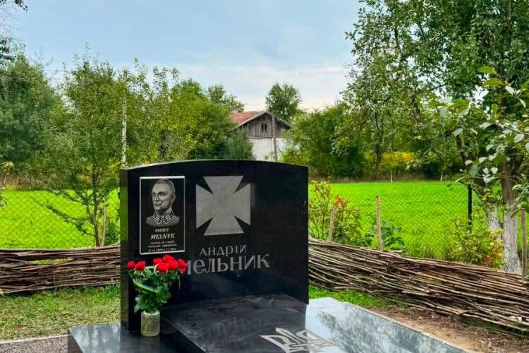 В Україну доставили надгробок з могили Андрія Мельника