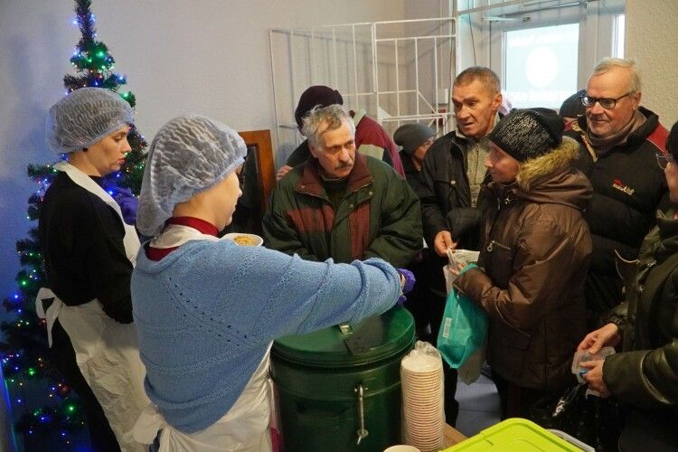 У місті на Волині третій рік поспіль взимку діє благодійна їдальня (Фото)