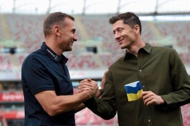 Шевченко передав Левандовському капітанську пов’язку у синьо-жовтих кольорах