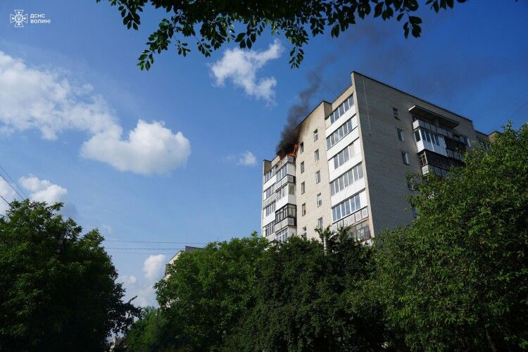 У Луцьку згоріла квартира на дев’ятому поверсі (Фото, Відео)