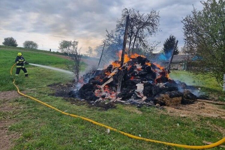 На Рівненщині вогонь знищив 4 тонни тюків соломи