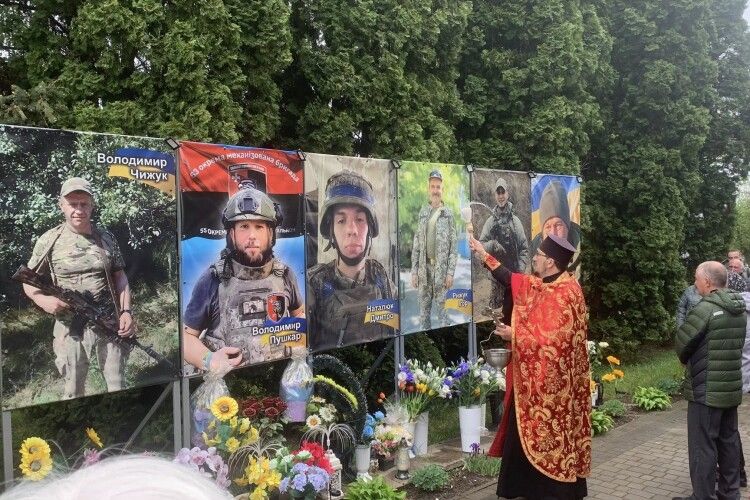 У волинському місті підняли Прапор Надії та освятили фотостенд загиблих Героїв