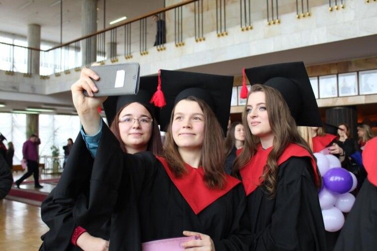 Ювілейний випуск: магістрам луцького університету урочисто вручили дипломи (Фото)