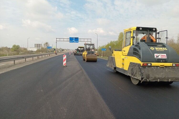 Ще мінус 61 тис. м² пошкоджень: на яких дорогах Волині зараз «кипить» робота