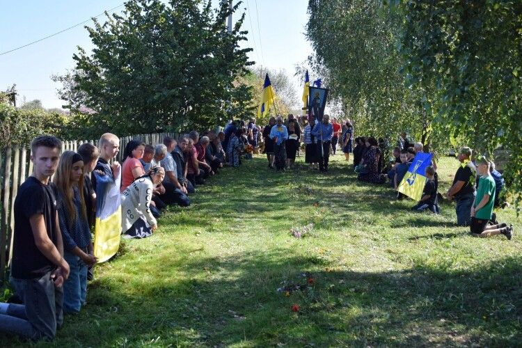 На Волині загиблого воїна поховали поруч із могилою його рідного брата-захисника