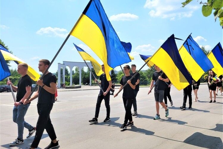 Сотні людей навколішки провели в останню дорогу Героя-спортсмена з Волині, що загинув на передовій (Фото)