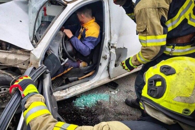 На Волині людей затиснуло в понівеченому авто
