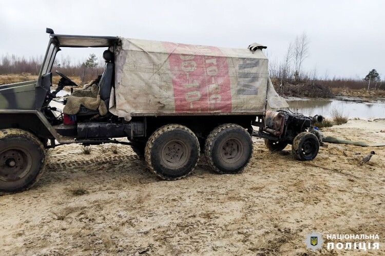 На Рівненщині поліція припинила незаконний видобуток бурштину