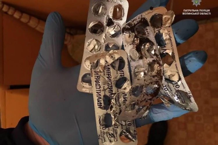 Патрульні врятували лучанку, яка наковталась таблеток