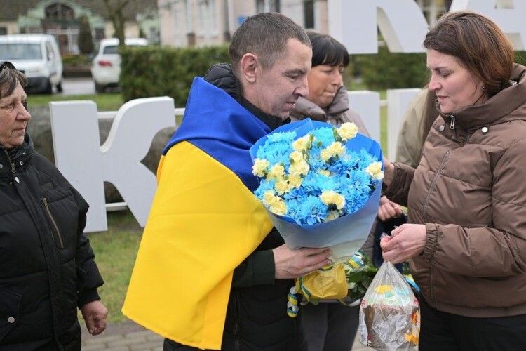 У місті на Волині зустріли звільненого з полону бійця