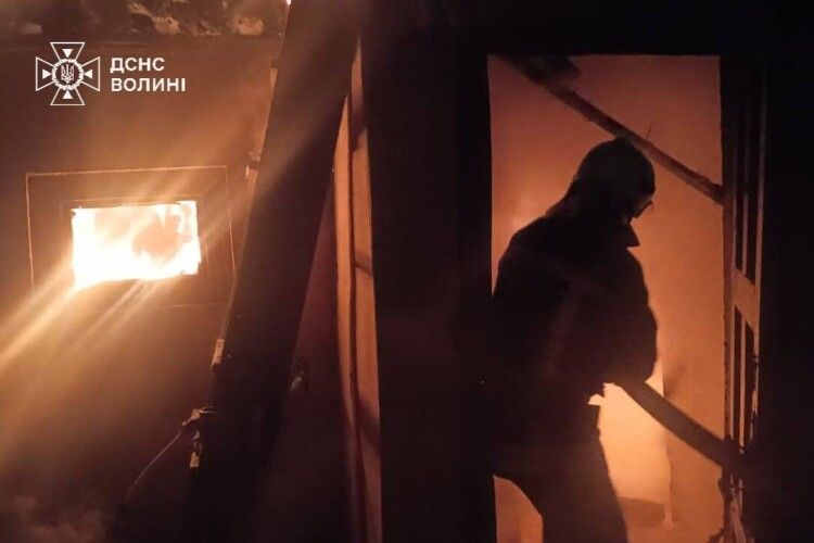 На Волині серед ночі загорівся будинок