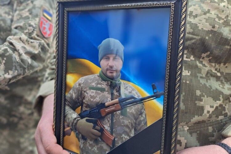 У місті на Волині провели в останній шлях Героя «на щиті»