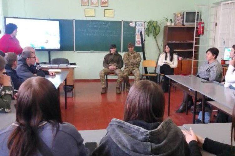 У ліцеї на Волині учні зустрілися із захисниками