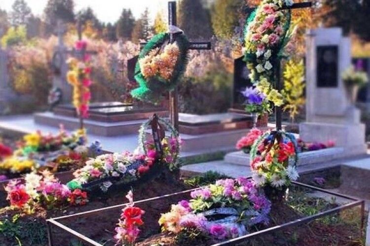 «Рік переконували»: як парафія на Львівщині відмовилась від штучних квітів
