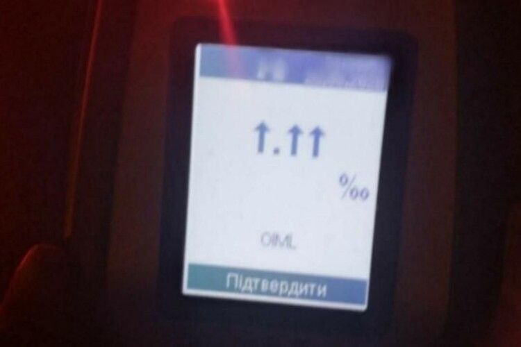 У Києві п’яний водій зламав своїми випарами алкотестер (Фото)