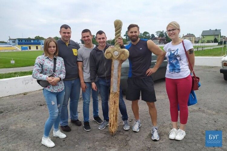 На фесті у Володимирі-Волинському зник і з'явився дерев'яний меч